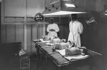 Solarium artificial para los recién nacidos de madres solteras en el Pabellón Rosa de la Casa Provincial de Maternidad y Expósitos de Barcelona.