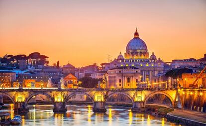 Vista del puente de Sant&#039;Angelo, en Roma, con la Bas&iacute;lica de San Pedro al fondo.