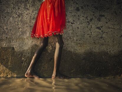 No hay suficiente comida para alimentar a los habitantes de la zona. Todos los cultivos han sido arrastrados por el agua.<p>En la imagen, Nyajima Guoy, una niña de 5 años, intenta pasar sin mojarse mucho una zona cubierta de agua. Nyajima se pega al muro, donde se distinguen impactos de bala.</p>