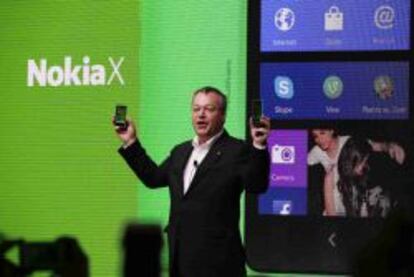 El consejero delegado de Nokia, Stephen Elop, con el Nokia X durante el Mobile World Congress en Barcelona.