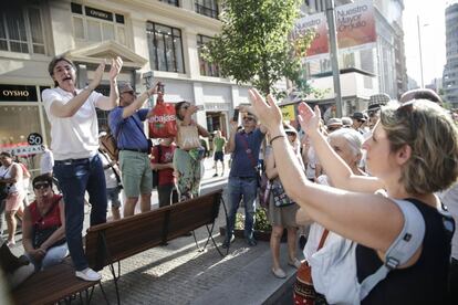 La exedil Marta Higueras aplaude al paso de la protesta.