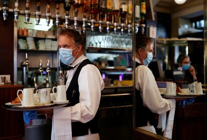 Un camarero en un restaurante de París, el pasado junio.