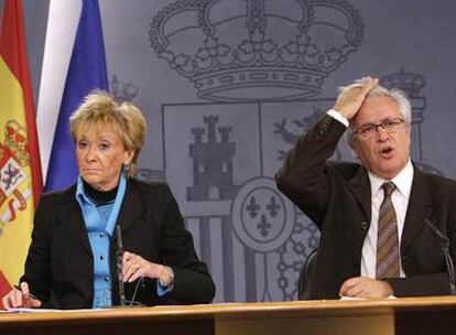 La vicepresidenta María Teresa Fernández de la Vega y el ministro de Industria, Joan Clos, tras el Consejo.