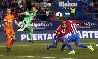 El delantero francés del Atlético de Madrid Antoine Griezmann (d) marca el primer gol frente al Eibar, durante el partido de ida de cuartos de final de la Copa del Rey que se juega en el estadio Vicente Calderón de Madrid.