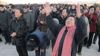 La desesperación de los ciudadados norcoreanos reunidos a los pies de la estatua del padre de Kim Jong-il en Pyongyang.