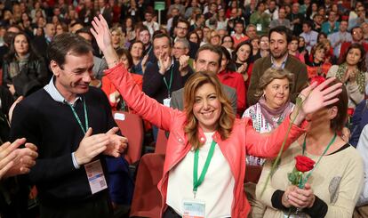 Susana Díaz, en Granada, tras ser elegida secretaria general de los socialistas andaluces en el congreso regional del PSOE, junto a Tomás Gómez, el 23 de noviembre de 2013.