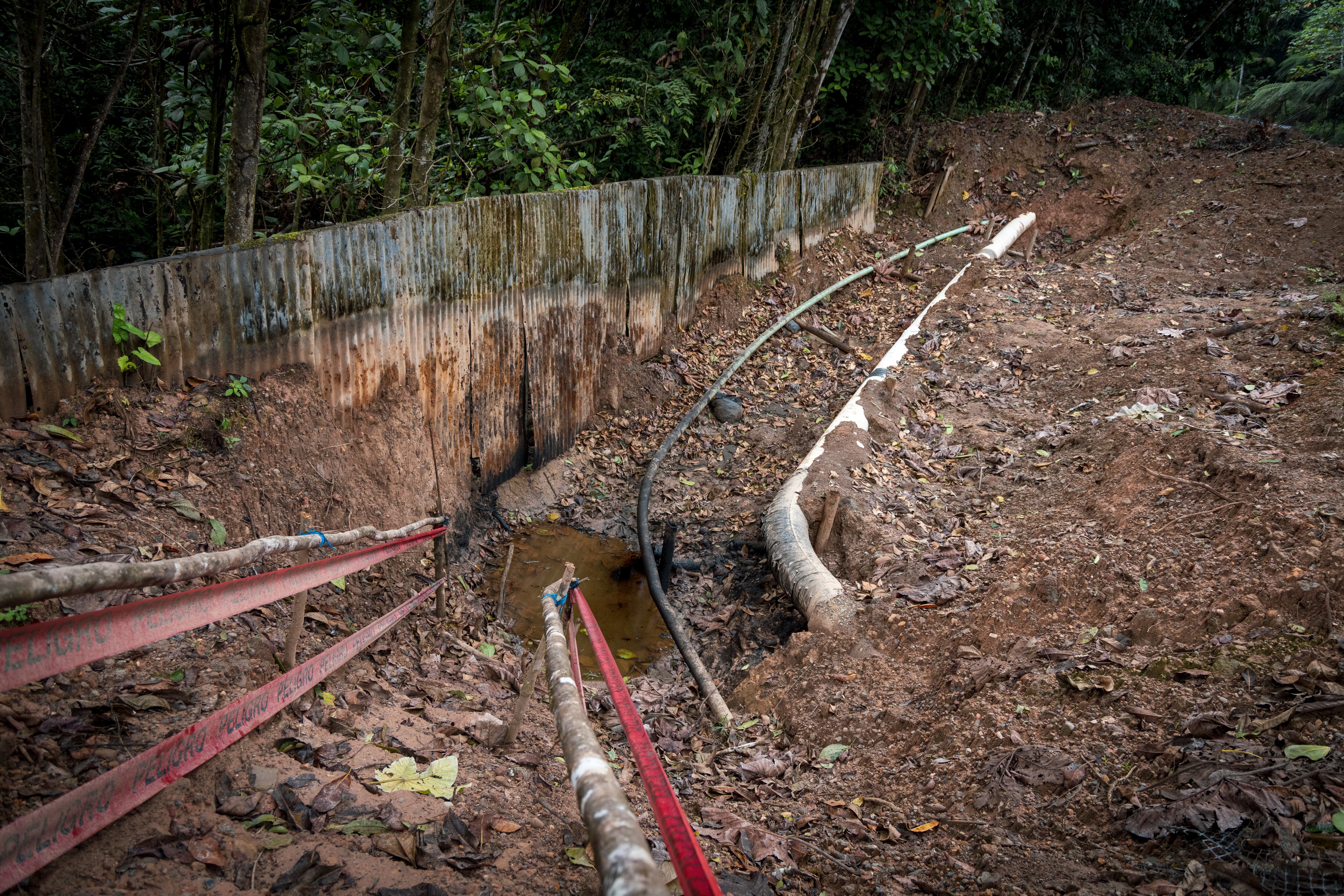 Manchas de petróleo se observan en Orellana, Ecuador, en agosto de 2024.