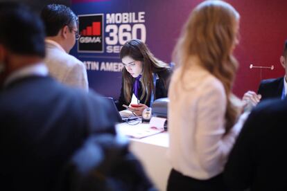 Asistentes al congreso durante un receso.