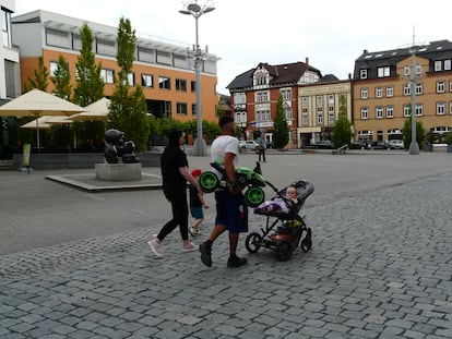 A family walks through the center of Sonneberg, on June 15, 2023 

