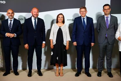 Carlos Núñez, presidente de PRISA Media; Antonio Francesc Gaspar Ramos, presidente de la Diputación de Valencia; Pepa Bueno, directora de EL PAÍS; Ximo Puig, presidente de la Comunidad Valenciana; y Joseph Oughourlian, presidente del Grupo PRISA.