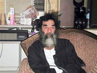 14 de diciembre de 2003. El expresidente de Irak, Sadam Husein, fotografiado poco despus de su captura en Tikrit.