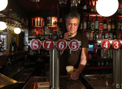 Toño Chinaski tira una caña en su cervecería madrileña.