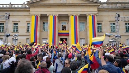 Los partidarios del presidente colombiano Gustavo Petro se reúnen frente al palacio presidencial de Nariño, en Bogotá, el martes 14 de febrero de 2023.