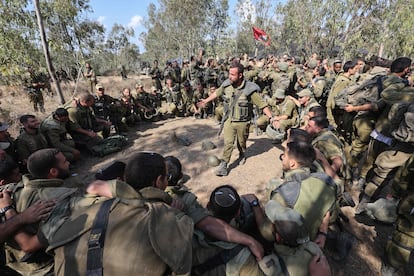 Tropas israelíes preparaban armas y vehículos militares cerca de la ciudad meridional de Ascalón, el domingo.