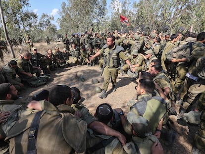 Tropas israelíes preparaban armas y vehículos militares cerca de la ciudad meridional de Ascalón, el domingo.
