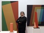 El artista Carlos Cruz-Diez, ante su obra en la feria Estampa.