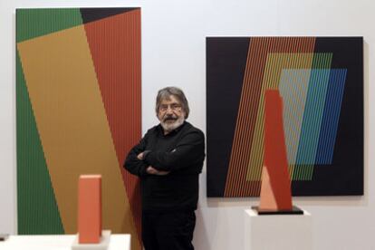 El artista Carlos Cruz-Diez, ante su obra en la feria Estampa.