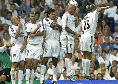 Cambiasso, Zidane, Figo, Ronaldo y Beckham tratan de interceptar el baln en una falta.