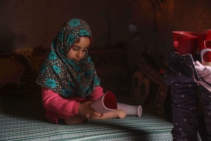 Hoje, a menina pode caminhar graças a suas novas próteses após se submeter a um tratamento na Turquia. Nessa imagem, Maya observa suas pernas ortopédicas já em sua casa dentro do acampamento para refugiados internos em que vive. Como a família Merhi, o conflito sírio deixou mais de 11 milhões de pessoas desabrigadas, aproximadamente a metade dentro da Síria e metade como refugiadas no estrangeiro, incluindo mais de 3,5 milhões na vizinha Turquia.