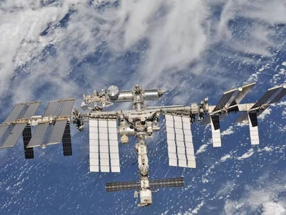 La Estación Espacial Internacional, orbitando alrededor de la Tierra.