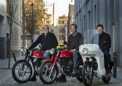 Xavier de la Presa, Santi Ruiz y Pep Itchart, miembros del Club Impala, en Poblenou.