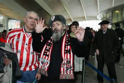 Aficionados del Athletic se disponen ayer a embarcarse en un avión con destino a Viena.