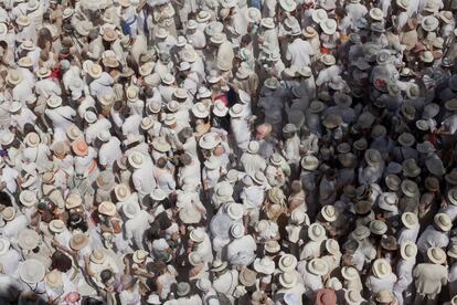 Concentração de gente durante o carnaval de Los Indianos que ocorre em Santa cruz da Palma, Espanha. A origem do 'dia dos indianos' tem suas raízes na emigração de habitantes das Ilhas Canárias para a América Latina, em especial para Cuba.