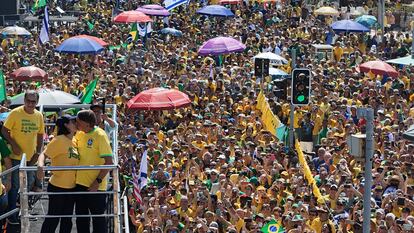 Simpatizantes del expresidente brasileño Jair Bolsonaro participan en una marcha en su apoyo este domingo en Río de Janeiro.