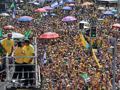 Simpatizantes del expresidente brasileño Jair Bolsonaro participan en una marcha en su apoyo este domingo en Río de Janeiro.