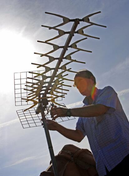 Un operario adapta una antena para recibir la señal de la TDT.