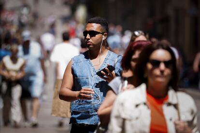 La calle de Ferran de Barcelona, en pleno centro histórico y turístico, este viernes.