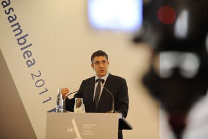 El <i>lehendakari</i>, Patxi López, ayer durante su discurso en la asamblea anual de la patronal alavesa SEA.