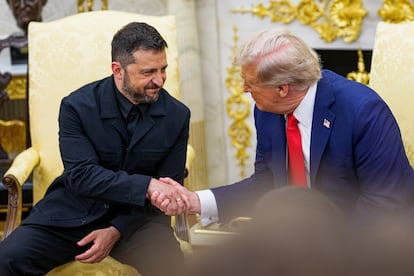 El presidente de Ucrania, Volodímir Zelenski, estrecha la mano de su homólogo estadounidense, Donald Trump, este lunes en el Despacho Oval de la Casa Blanca.