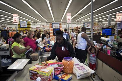 Vista del interior de una tienda donde la gente acude a comprar previsiones debido al huracán Harvey.