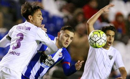 Lucas P&eacute;rez lucha el bal&oacute;n con Oliveira.