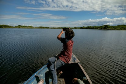 Rubén, de 8 años, toma fotos del canal mientras navega con su familia.