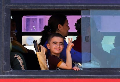 Cristianos iraquíes desplazados de sus hogares por la violencia llegan en bus a un campo de refugiados cerca a Erbil (Irak) el jueves 26 de junio de 2014.