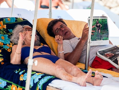 En 2013, hace ya una década, la duquesa de Alba disfrutaba de unas vacaciones en Ibiza junto a su hijo Cayetano Martínez de Irujo. La aristócrata española murió un año después, a los 88 años. 