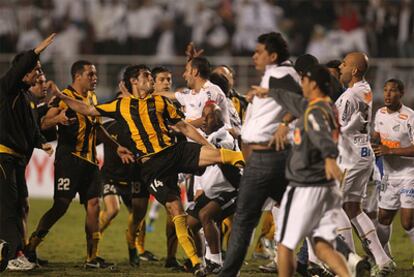 Los jugadores del equipo de Peñarol pelean al final del partido contra los del Santos.