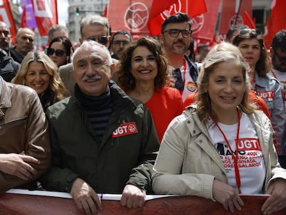 Los secretarios generales de CC OO, Unai Sordo, y de UGT, Pepe Álvarez, hacen declaraciones antes de la manifestación convocada por los dos grandes sindicatos, este miércoles en Madrid.
