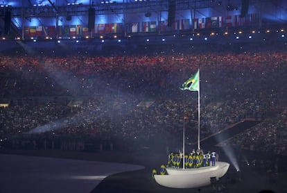 La bandera, izada en el Maracaná.