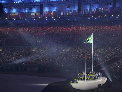 A bandeira içada no Maracanã