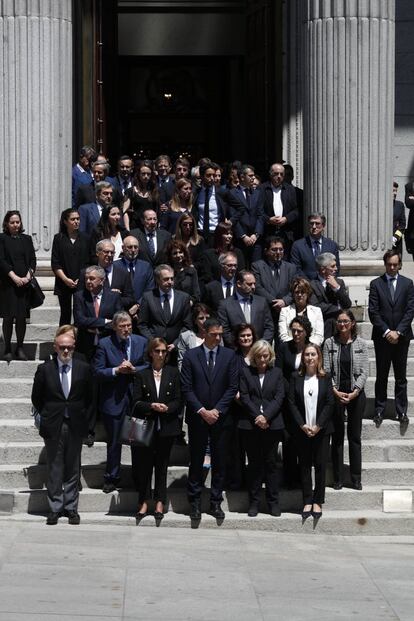 Los aplausos se han prolongado varios minutos emocionando al presidente en funciones, Pedro Sánchez, a los familiares y al resto de representantes institucionales que permanecían en la escalinata del Congreso.