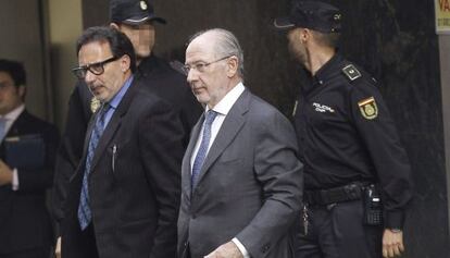 El expresidente de Bankia Rodrigo Rato al salir de la Audiencia Nacional tras declarar como imputado por el caso de las tarjetas opacas de Caja Madrid.