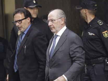 El expresidente de Bankia Rodrigo Rato al salir de la Audiencia Nacional tras declarar como imputado por el caso de las tarjetas opacas de Caja Madrid.