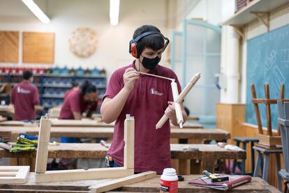 Alumnos del grado de Carpintería de la Escola del Treball, en Barcelona.