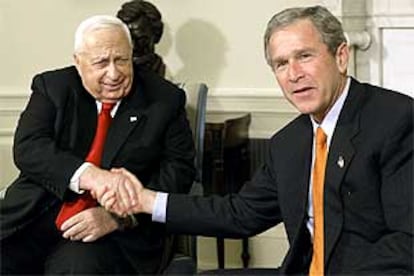 Ariel Sharon y George Bush se estrechan la mano durante su entrevista en la Casa Blanca.