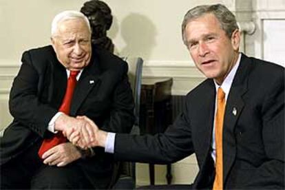 Ariel Sharon y George Bush se estrechan la mano durante su entrevista en la Casa Blanca.