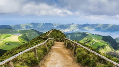 El sendero a los lagos volcánicos de Sete Cidades, en San Miguel.