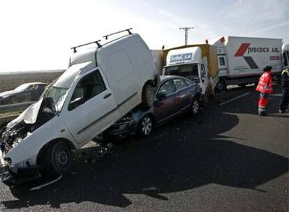 Varios de los coches y camiones involucrados en la colisión múltiple.